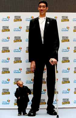 Photo of the world's smallest and largest men
