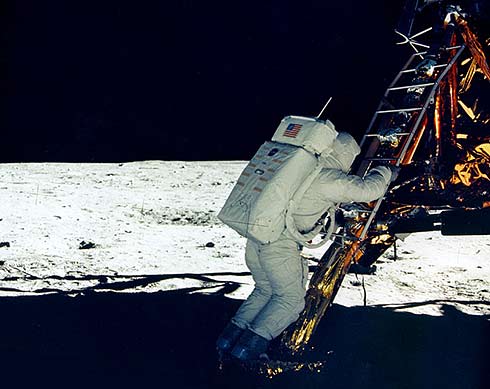 Aldrin steps on the moon
